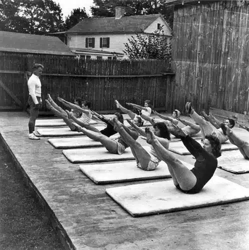 Clase de Contrología, dirigida por Joseph Pilates.